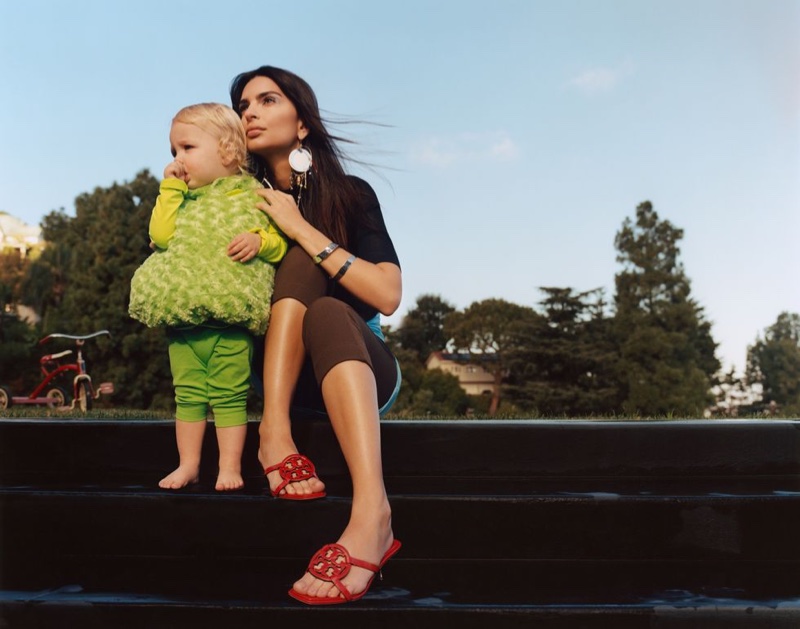 Emily Ratajkowski con il figlio nella SS23 di Tory Burch Emily Ratajkowski con il figlio nella SS23 di Tory Burch