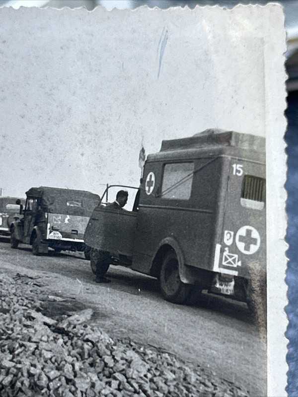 Foto Wk2 Wehrmacht Fahrzeug Kfz Pkw LKW Soldaten Front Kampf DRK Flak Vormarsch (2)