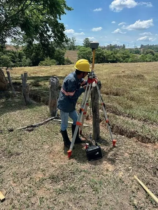 Topógrafo com GPS RTK