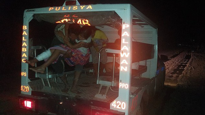 Seorang remaja menyelamatkan adiknya dari gigitan buaya buas. 