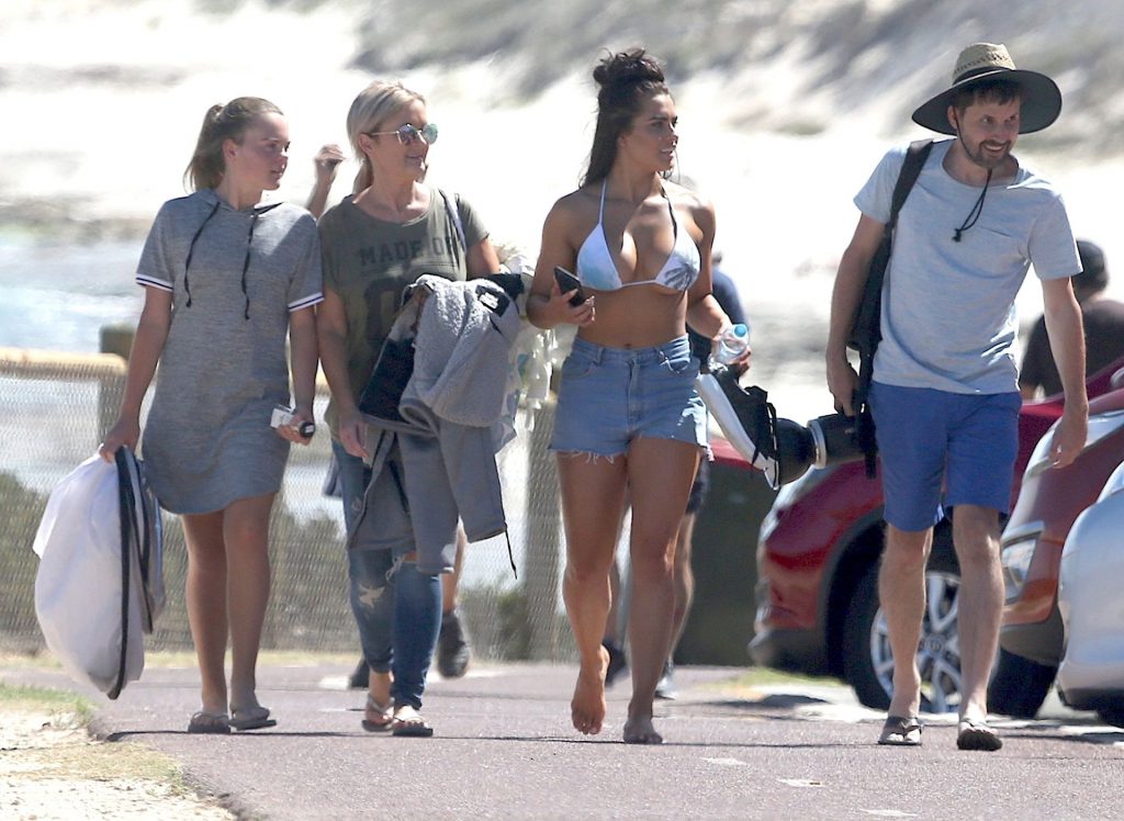 Holly-Young-Upskirt-STARS-com-46