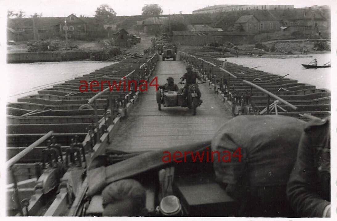 Deutsche Kradschützen am Beresina Übergang Behelfsbrücke Ostfront 1941.
