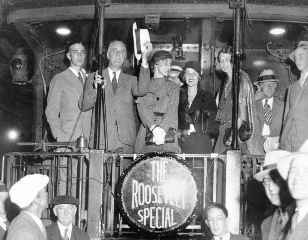 Franklin D. Roosevelt saludando mientras se embarca en una gira por los estados del oeste durante su campaña presidencial de 1932 Franklin D. Roosevelt saludando mientras se embarca en una gira por los estados del oeste durante su campaña presidencial de 1932