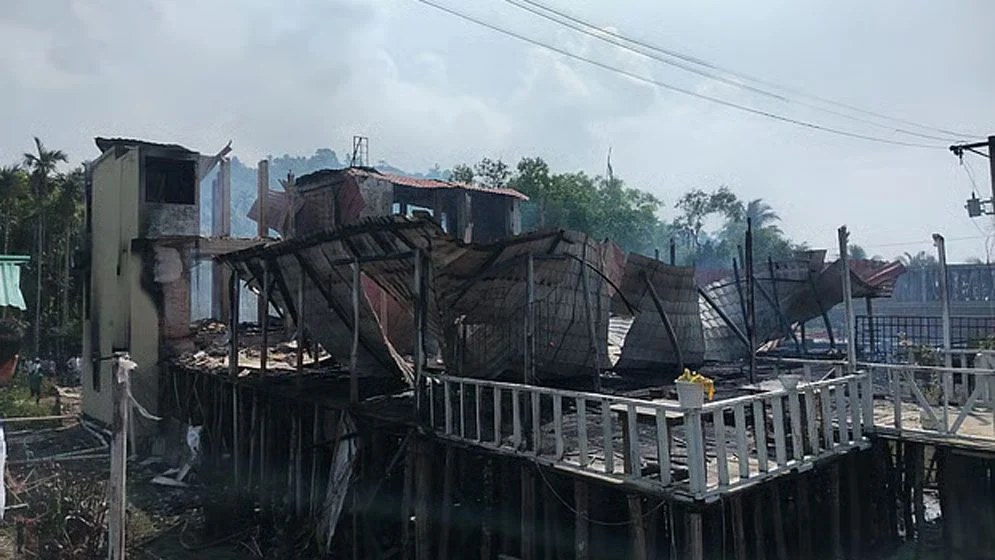দোতলা থেকে লাফিয়ে বাঁচলেন আশিকুল, হারালেন স্ত্রীসহ ৬ স্বজন