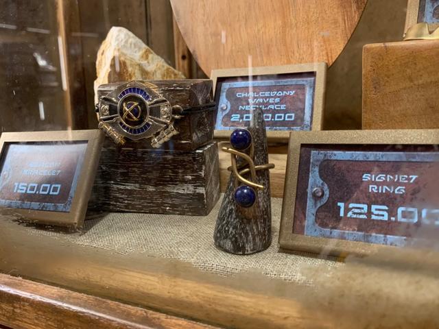 DOK-ONDAR DEN OF ANTIQUITIES: Tienda-museo para amantes de Star Wars - DISNEYLAND ~ STAR WARS: GALAXY'S EDGE, LA GUIA (25)