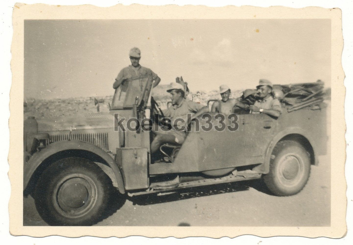 Foto Afrika Korps Kämpfer im Einheits PKW Kübelw