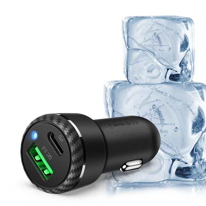 Un detalle del cargador en la toma de corriente, mostrando un diseño que disipa el calor.