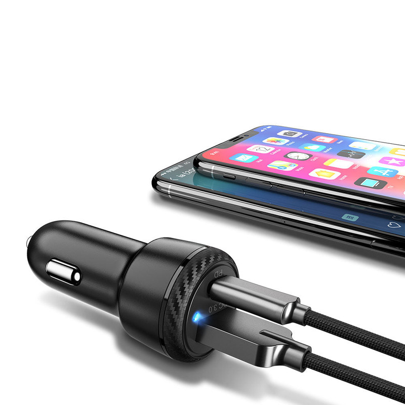 Un cargador de coche de doble puerto (USB-C y USB-A) conectado a la toma de corriente del vehículo, cargando dos teléfonos simultáneamente.