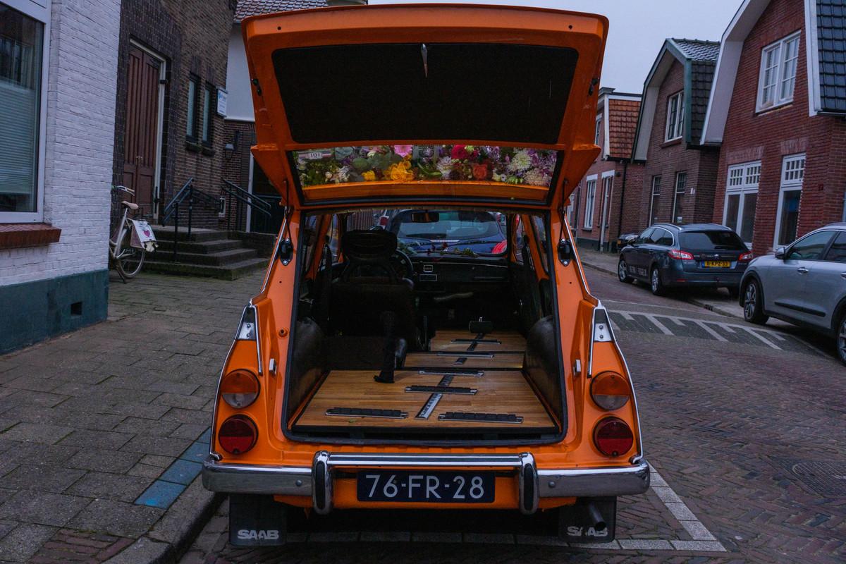 Oranje Saab en Mand-127