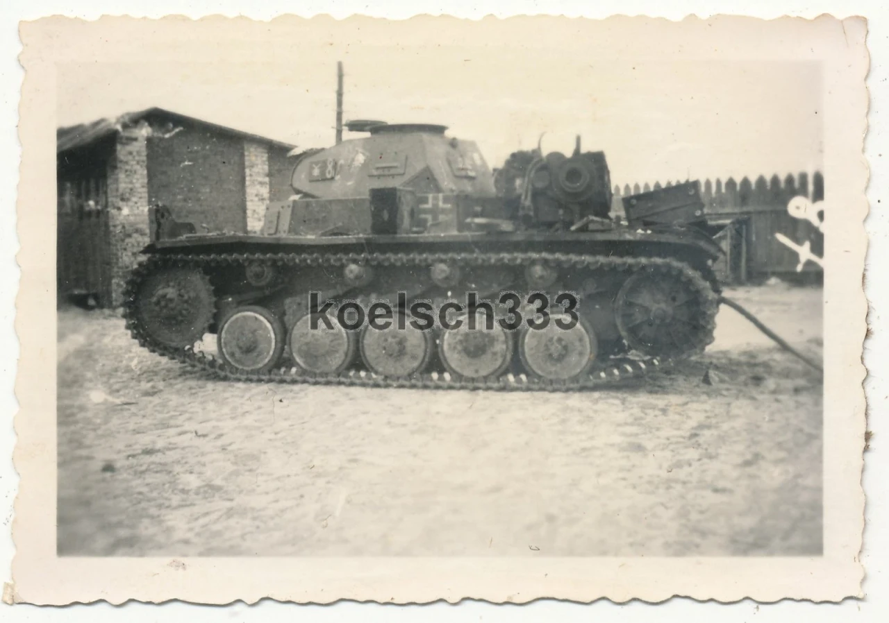 Foto Panzer II mit Kennung der 18 Panzer Division mit ausgebautem Motor