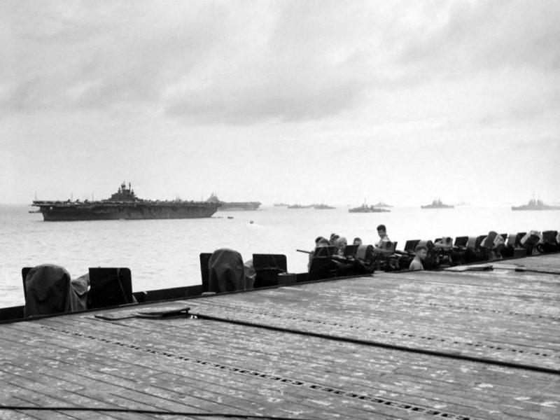 El USS Ticonderoga a su llegada a Ulithi el 8 de diciembre por la tarde, posterior a las 14 00 horas, cuando llegó, pasa a través del canal de entrada para buscar su lugar de anclaje al final de la fila, los portaaviones que se ven son los ya citados desde el primero hacia el fondo USS Wasp, USS Yorktown, USS Hornet, USS Hancock El USS Ticonderoga a su llegada a Ulithi el 8 de diciembre por la tarde, posterior a las 14 00 horas, cuando llegó, pasa a través del canal de entrada para buscar su lugar de anclaje al final de la fila, los portaaviones que se ven son los ya citados desde el primero hacia el fondo USS Wasp, USS Yorktown, USS Hornet, USS Hancock