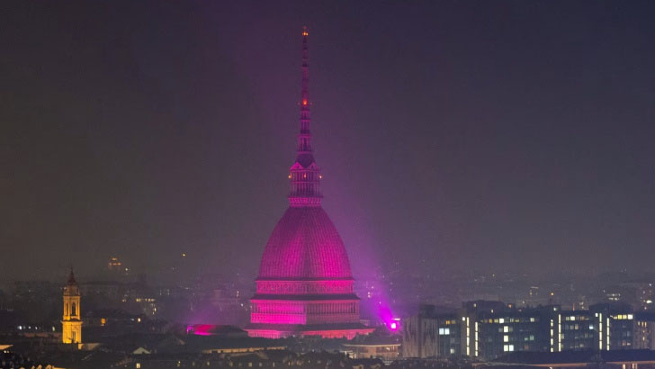 Anche la Mole Antonelliana di Torino ha vestito labito rosa (www.viveretorino.it)