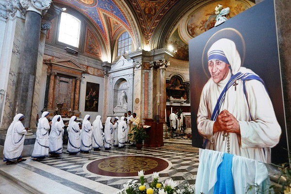 Madre Teresa e la santa Comunione sulla mano dans Diego Manetti Madre-Teresa