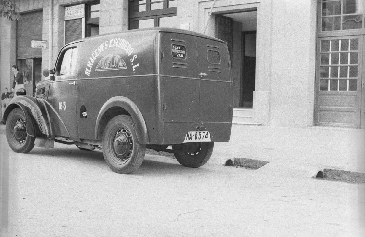Almacenes Escudero en la calle San Fermín, hoy son dos bares Itziar y Trujal. Foto Galle