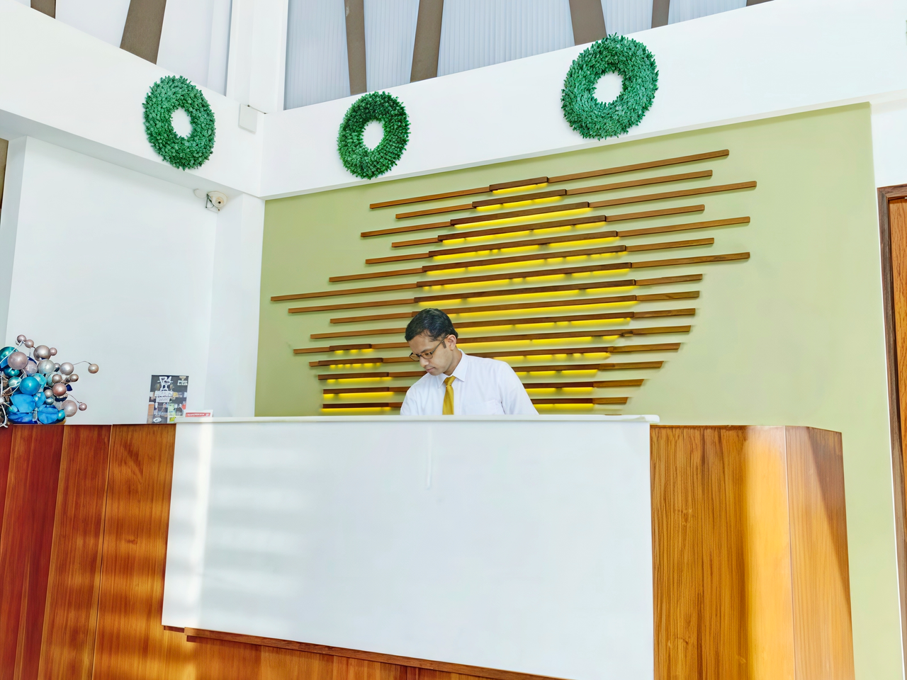 Hotel Ocean Colombo luxury stay, ocean view rooms, rooftop pool, dining