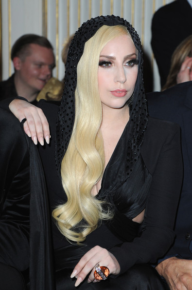 Lady-Gaga-Atelier-Versace-Front-Row-Pari