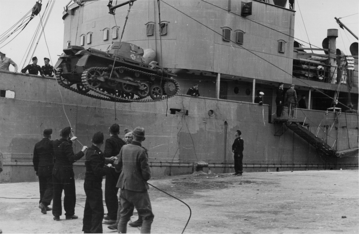 Выгрузка танка Pz.Kpfw. I из состава 5-й легкой дивизии вермахта (5. Leichte Division; впоследствии 