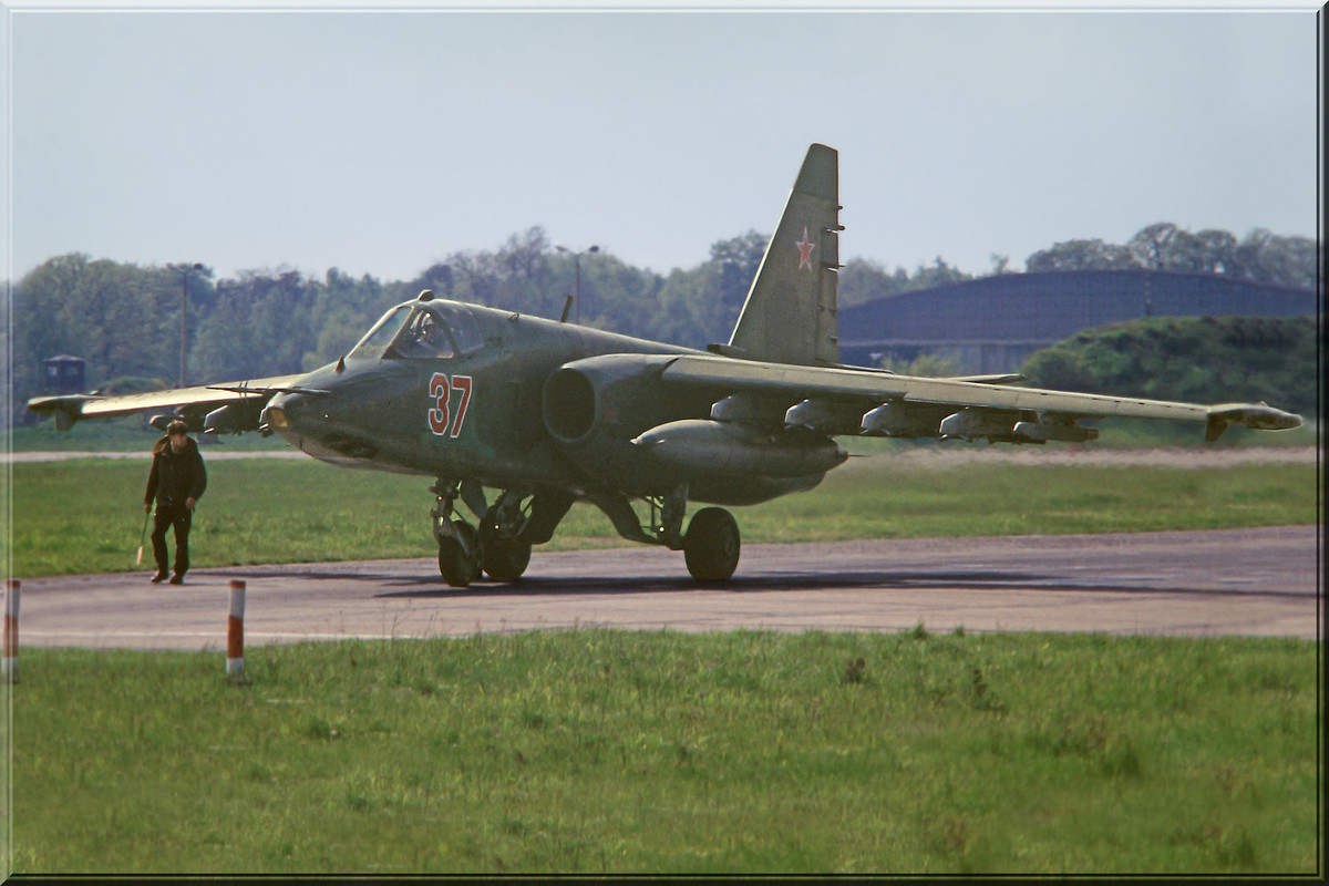 357 OSHAP Su-25 37 Red (cn 25508107032) Brandis_3