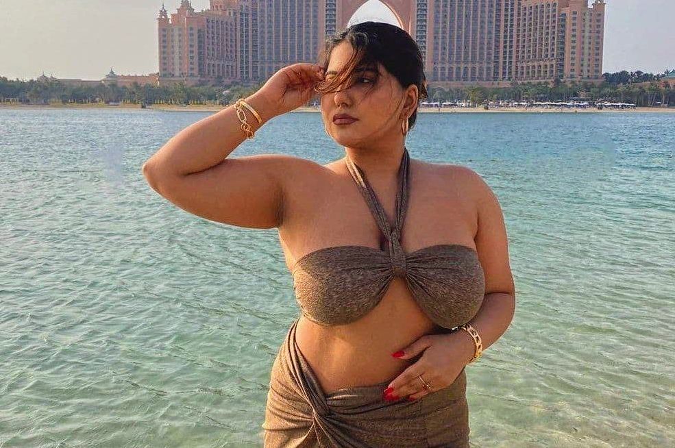 Desi milf shaking her huge boobs closeup