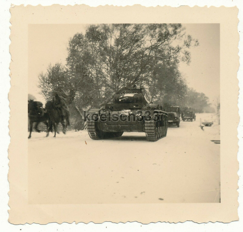 Foto Panzer III Kampfwagen der Wehrmacht auf der Straße in Mosch