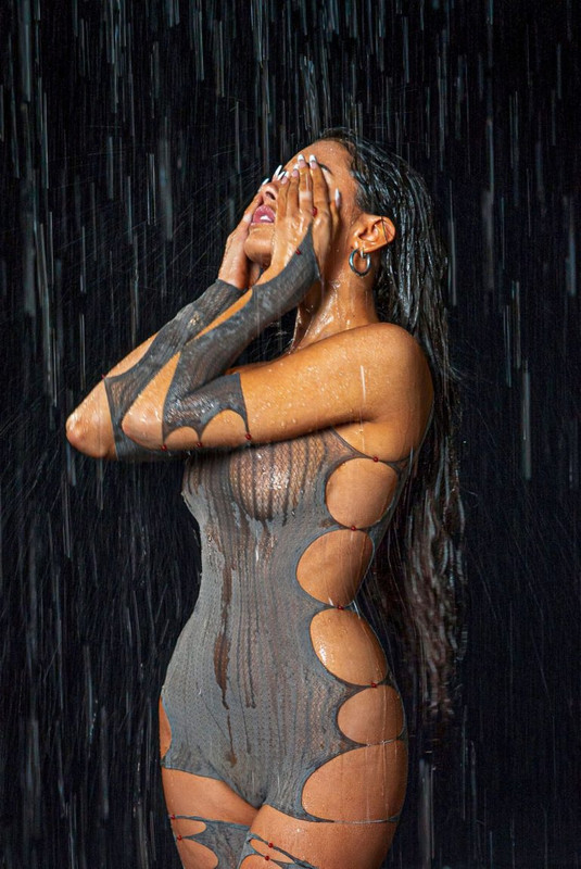 [Image: Madison-Beer-Stunning-Body-6-scaled-thef...8x1149.jpg]