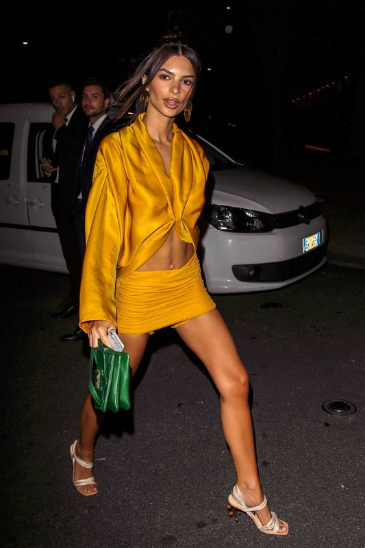 Emily-_Ratajkowski-_Upskirt-709