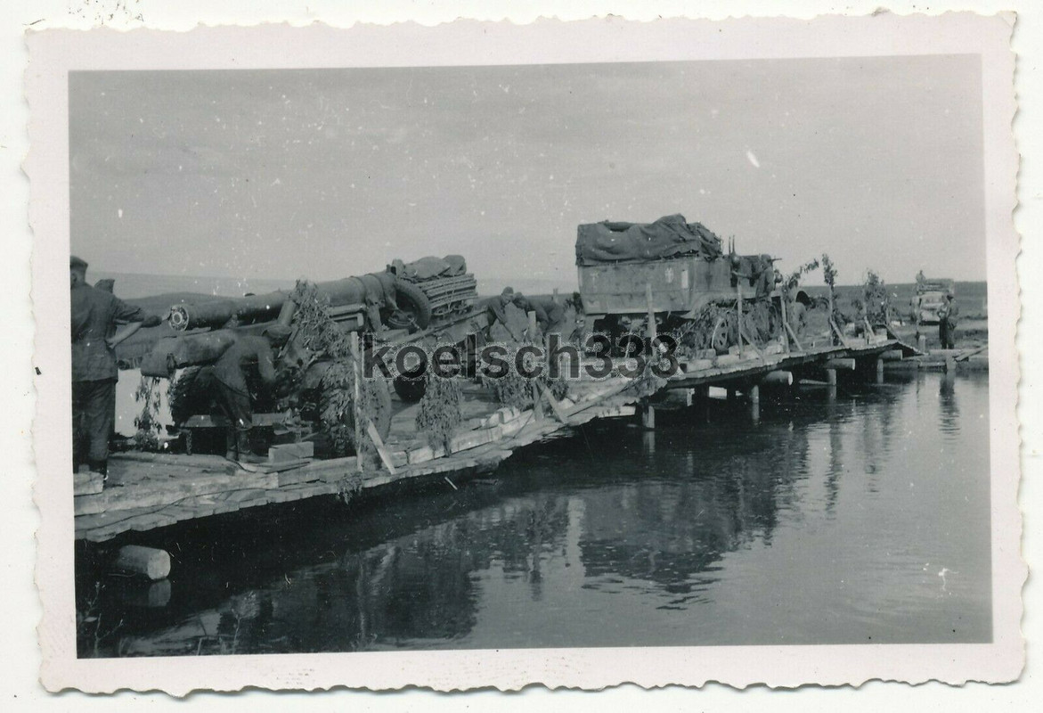 Foto Panzer Halbkette der Wehrmacht schleppt Mörser über eine Kriegsbrücke ... !