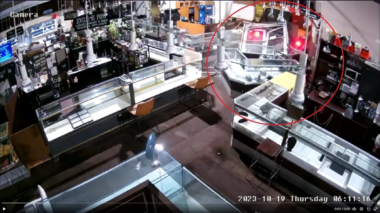 Ladrones arruinan robo a joyería, irrumpen con un camión y huyen sin nada: video