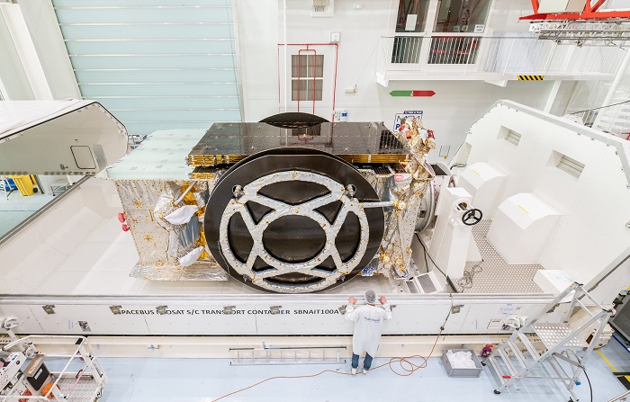 Thales Alenia Space, perusahaan joint venture antara Thales (67 persen) dan Leonardo (33%), dipilih untuk membangun satelit SATRIA oleh konsorsium Satelit Nusantara Tiga (SNT) atas nama Kementerian Komunikasi dan Informatika (Kominfo).