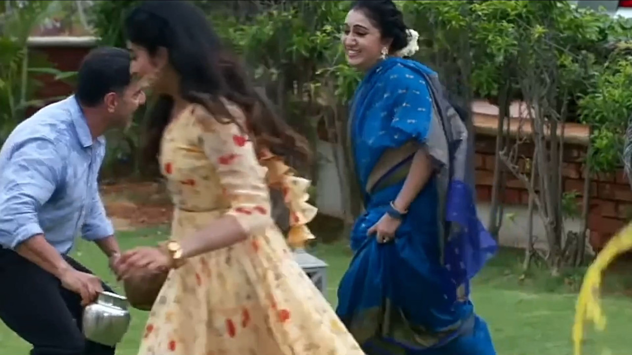 nithya das navel slip in blue saree.mkv_snapshot_00.01.305