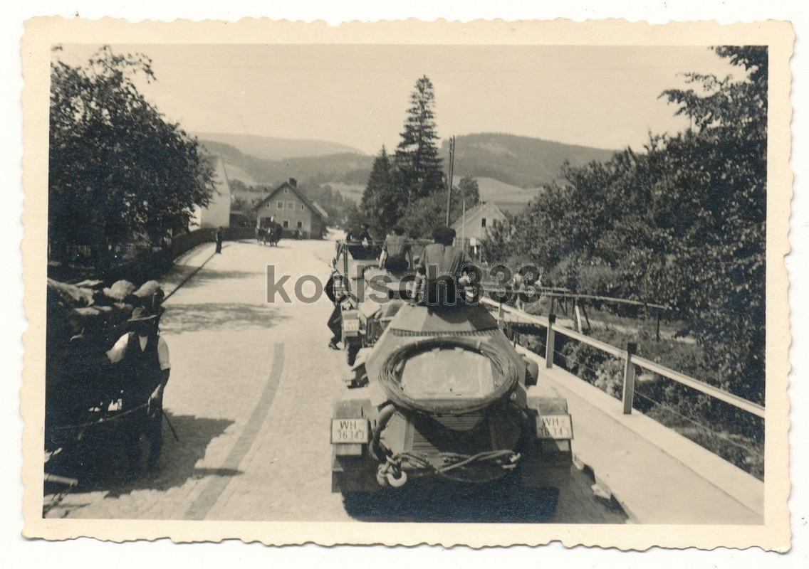 Foto Panzerspähwagen Kolonne auf dem Marsch in Tschechien ! A.A.