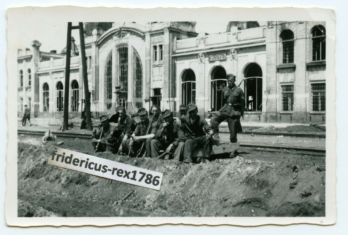 Foto WH Ukraine Kampfgruppe am Bahnhof Kowel Ковель Kesselschlacht 1944