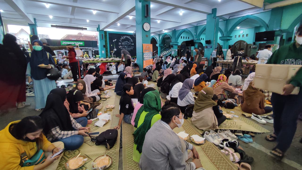 Sejumlah masyarakat mengikuti kegiatan Ramadhan di Masjid Jogokariyan, tempat wisata religi di Jogja.
