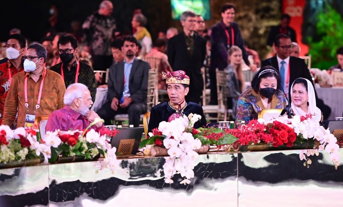 Presiden Joko Widodo beserta Ibu Iriana Joko Widodo menjamu momen santap malam para tamu Konferensi Tingkat Tinggi (KTT) G20 di Garuda Wisnu Kencana (GWK), Bali pada Selasa (15/11/2022).