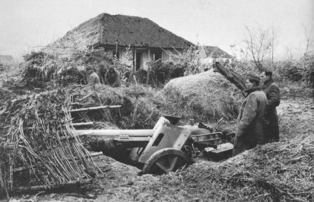 Расчет 5 cm PaK 38 в прибалтийской деревне