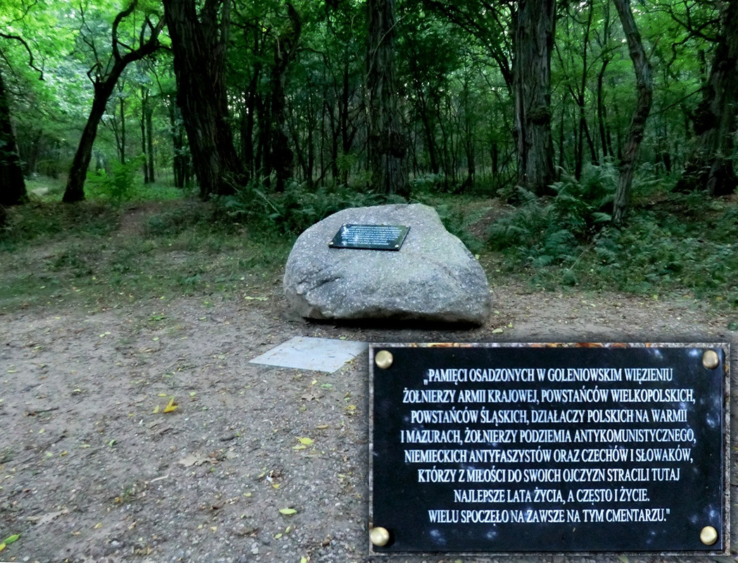 Memorial_plaque_on_a_boulder