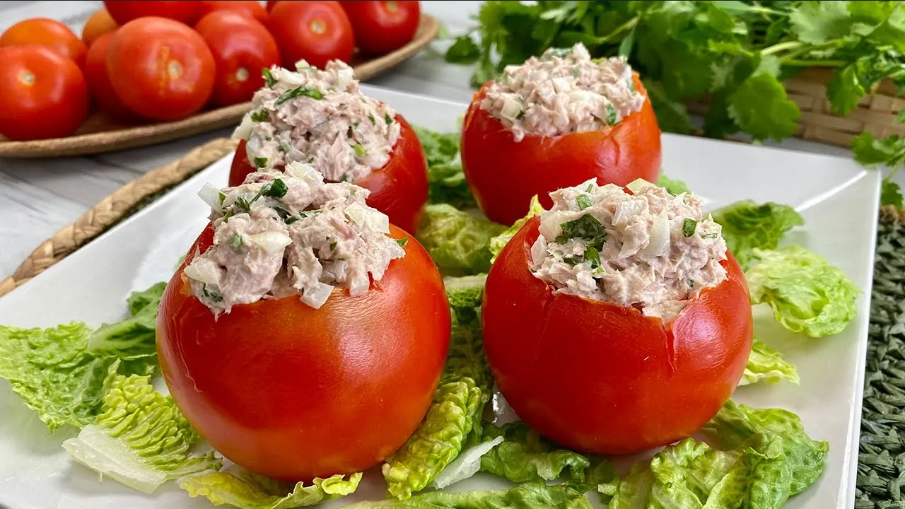 ¿Cómo preparar unos tomates rellenos de atún? Ideal para una cena saludable