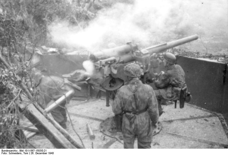 Disparo de un Cañón de 75 46 CA Modelo 34 por tropas alemanas en el Monte Circeo, Italia, en 1943