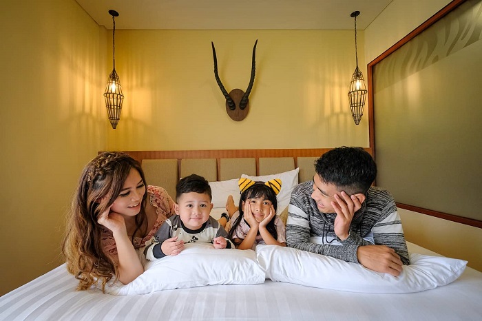 Ilustrasi staycation di Baobab Safari Resort, Taman Safari Prigen.