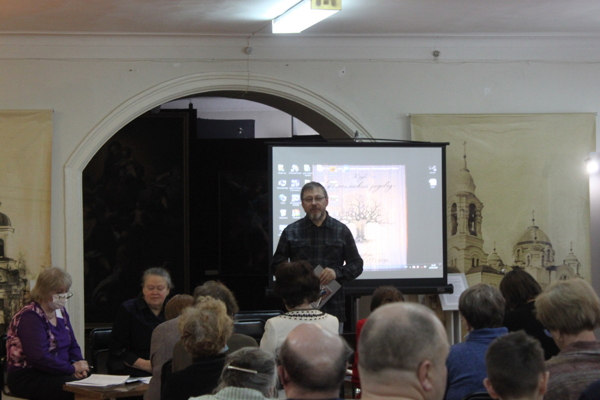 Выступает председатель УИРО М.Ю. Елькин