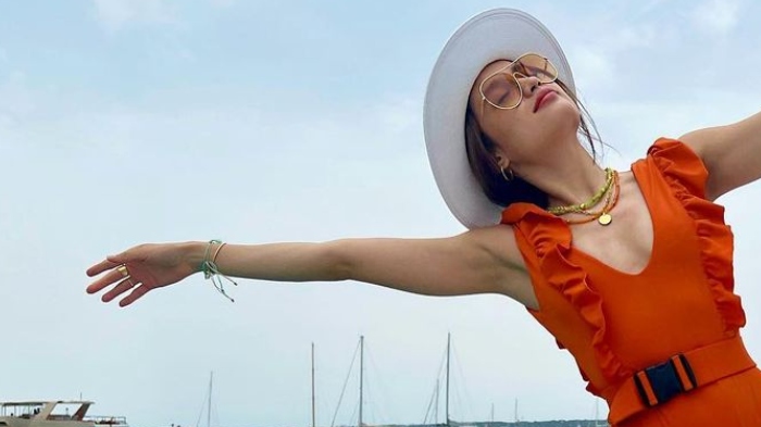 Momen Cinta laura menikmati udara di tengah lautan, tak hanya itu, ia juga engadakan bikini parti bersama teman-teman di atas yacht.