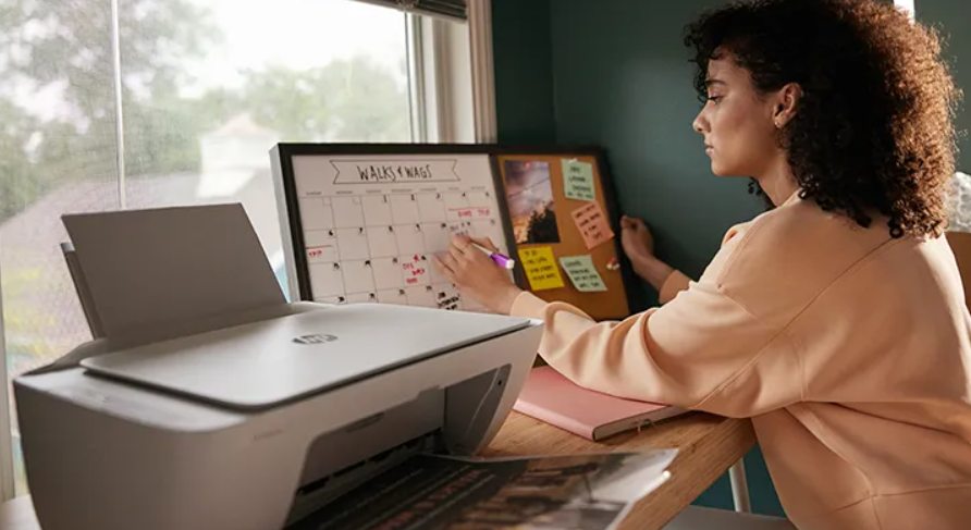 Una persona utilizando la aplicación HP Smart para imprimir desde su smartphone.