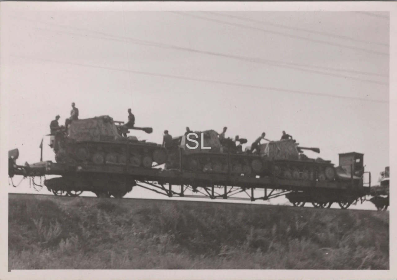 Foto Schwere Panzer Abteilung Panzerhaubitzen Hummel auf Zug 1943 44 (MBF 99)