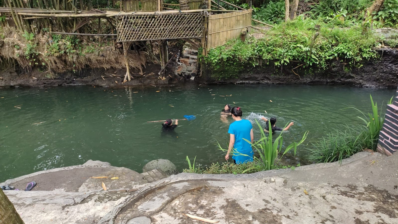 Sejumlah wisatawan sedang berenang di Blue Lagoon pada Sabtu (8/4/2023).