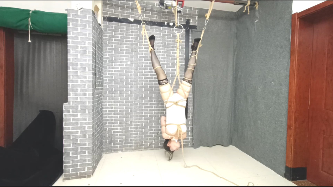 飞天原创 柔柔兔女郎首次体验悬空.mp4_20210716_130647.027