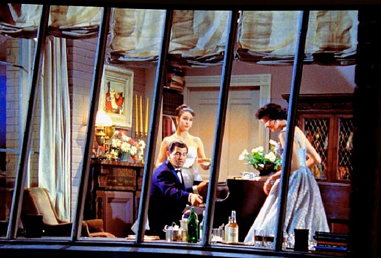 REAR-WINDOW-CAMEO-3-FOTOR.jpg