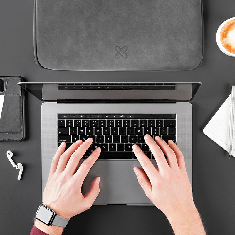 Una persona llevando la funda Klip Xtreme Square Shield.