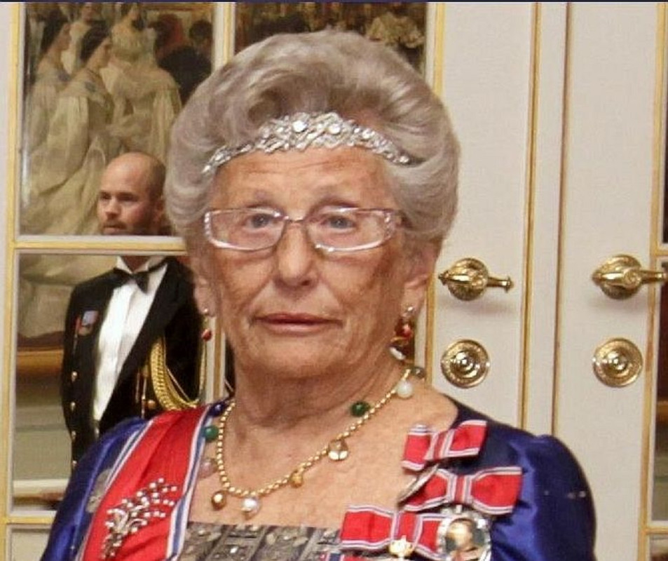 NOR. Tiara-Pulsera de la R. Sofía Suecia, Bandó, años -80 XIX La pulsera de diamantes geométricos se