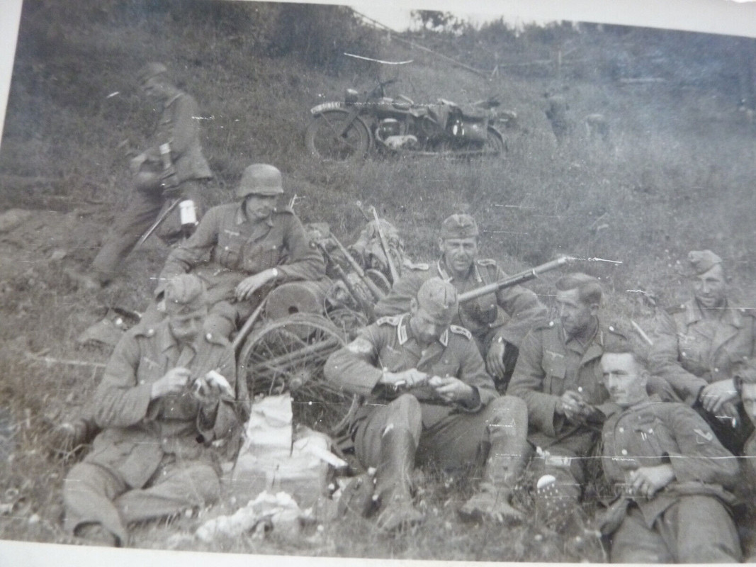 KRADMELDER Motorrad Helm Mantel Karabiner h Russland 1941 (1)