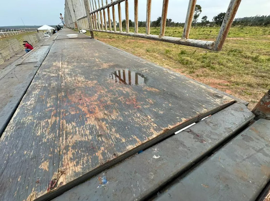 Arquibancada com marcas de sangue onde estavam pai e filho (Foto: Marcos Maluf) 
